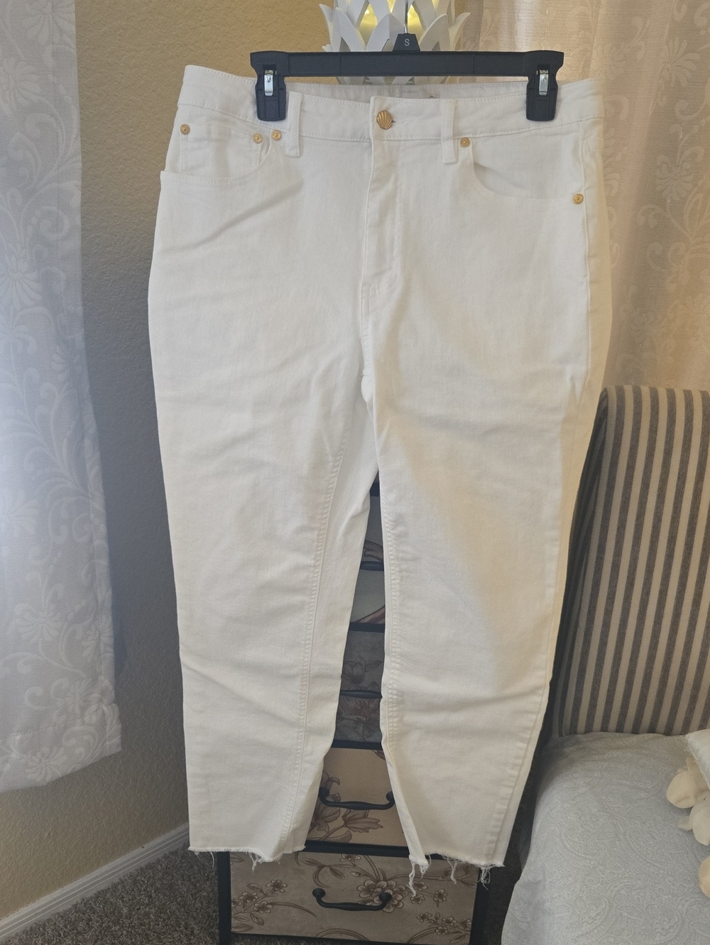 🌸Oat New York White Denim Jeans with Gold Shell Button